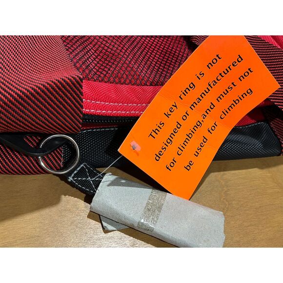 Marlboro Unlimited Red Vintage Travel‎ Duffle Gym Bag Luggage New With Tags - Picture 4 of 8